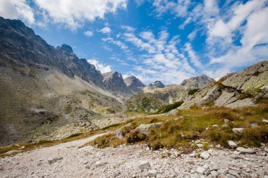 Güzel Velka Studena Dolina - Slovakça yüksek Tatra Dağları. Güzel yaz panorama - Hrebeniok üzerinden Stary Smokovec yolundan Zbojnicka Chata için