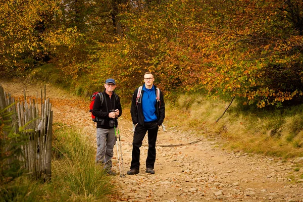 Paesaggio Autunnale Con Turisti Presi Montagna Polacco Beskidy Grabowa — Foto Stock