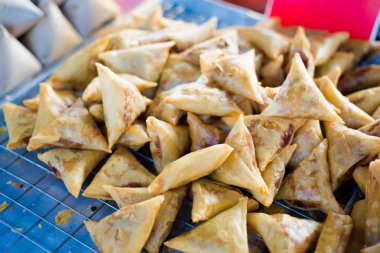 Taze Malezya gizliliğe samosa köfte Langkawi Adası yerel pazardaki hazırlanmış. Geleneksel Asya mutfağı taze malzemelerle yapılmış.