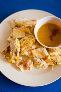 Taze yumurta ile mercimek dahl Langkawi Adası yerel restoranda servis ile Malezya roti telur hazırlanmış. Geleneksel Asya mutfağı taze malzemelerle yapılmış.