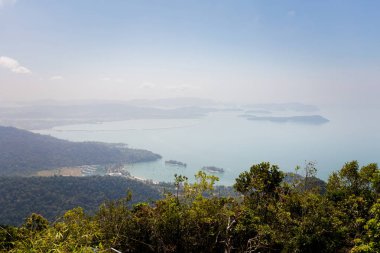 Üst skycab yolculuğu sırasında Malezya Tropikal Langkawi Adası üzerinde gerçekleştirilen manzara. Güney Doğu Asya'nın güzel doğa.