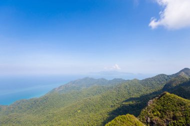 Üst skycab yolculuğu sırasında Malezya Tropikal Langkawi Adası üzerinde gerçekleştirilen manzara. Güney Doğu Asya'nın güzel doğa.