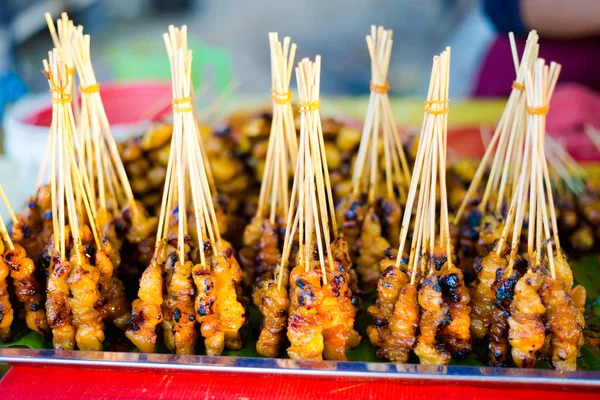 フレッシュは ランカウイ島のローカル市場でマレーシアの鶏肉肉の串焼きサテーを準備しました 新鮮な食材を使った伝統的なアジア料理 — ストック写真