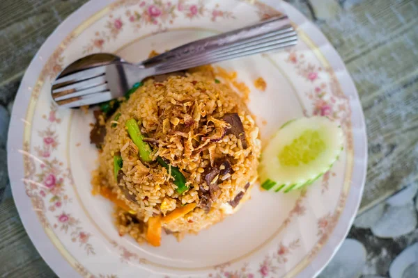 Nasi Goreng Daging Sapi Yang Disiapkan Segar Disajikan Restoran Lokal — Stok Foto