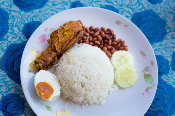 在兰卡威岛当地餐厅 新鲜烹制的马来西亚 Nasi Lemak 套餐配上咸蛋 由新鲜食材制成的传统亚洲美食 — 图库照片