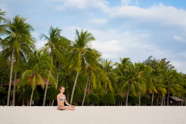 Ung Flicka Tränar Yoga Pantai Cenang Beach Tropiska Langkawi Malaysia — Stockfoto