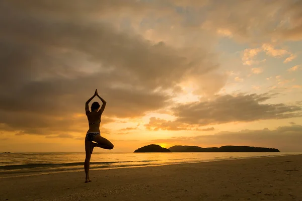 Giovane Ragazza Che Pratica Yoga Sulla Spiaggia Pantai Cenang Sull — Foto Stock