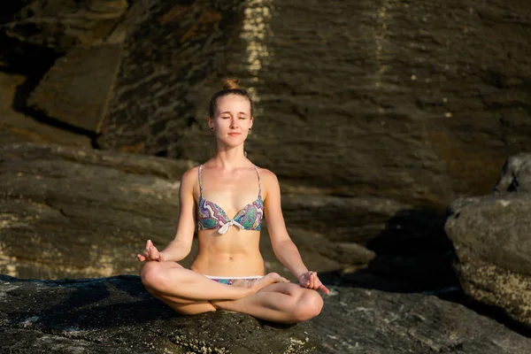 Giovane Ragazza Che Pratica Yoga Sulla Spiaggia Pantai Cenang Sull — Foto Stock