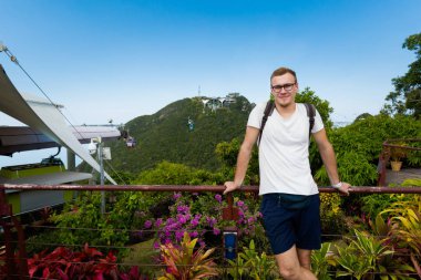 Genç turist ve üst skycab sırasında alınan Peyzaj Tropikal Langkawi Adası Malezya'binmek. Güney Doğu Asya'nın güzel doğa.