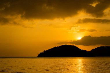 Pantai Cenang plaj Tropikal Langkawi Adası Malezya. Renkli günbatımı sırasında Güney Doğu Asya'nın güzel doğa.