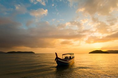 Pantai Cenang plaj Tropikal Langkawi Adası Malezya. Renkli günbatımı sırasında Güney Doğu Asya'nın güzel doğa.