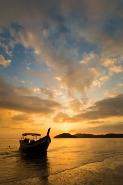 Pantai Cenang plaj Tropikal Langkawi Adası Malezya. Renkli günbatımı sırasında Güney Doğu Asya'nın güzel doğa.