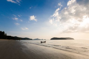 Güneşli Pantai Cenang plaj Tropikal Langkawi Adası Malezya. Güney Doğu Asya'nın güzel doğa.