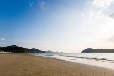 Güneşli Pantai Cenang plaj Tropikal Langkawi Adası Malezya. Güney Doğu Asya'nın güzel doğa.