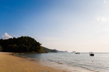 Güneşli Pantai Cenang plaj Tropikal Langkawi Adası Malezya. Güney Doğu Asya'nın güzel doğa.