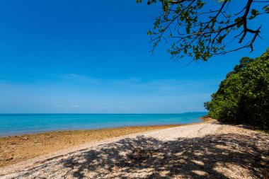 Güneşli Pasir Pantai Tengkorak Cenang plaj Tropikal Langkawi Adası Malezya. Güney Doğu Asya'nın güzel doğa.