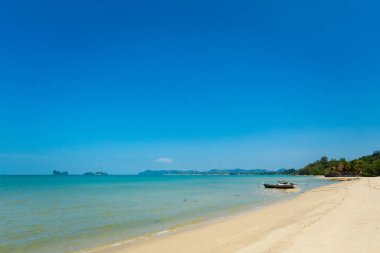 Güneşli Teluk Yu plaj Tropikal Langkawi Adası Malezya. Güney Doğu Asya'nın güzel doğa.