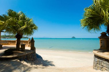Güneşli Teluk Yu plaj Tropikal Langkawi Adası Malezya. Güney Doğu Asya'nın güzel doğa.