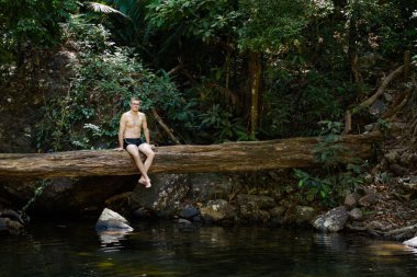 Genç Turizm Telaga Tujuh yedi kuyu şelale Malezya Tropikal Langkawi adasında. Güney Doğu Asya'nın güzel doğa.