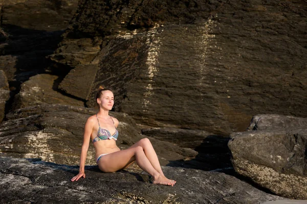 Schöne Kaukasische Mädchen Die Sich Sonnigen Pantai Cenang Strand Auf — Stockfoto