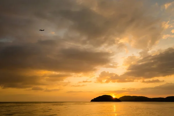 马来西亚热带浮罗交怡岛上的潘泰塞南海滩 五颜六色的日落中东南亚的美丽自然 — 图库照片