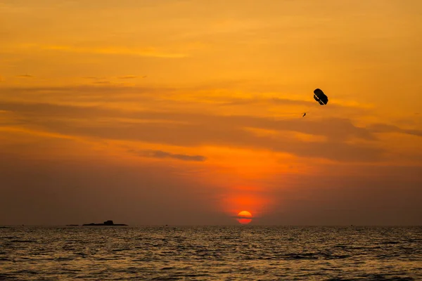 Paraquedas Esportes Aquáticos Praia Pantai Cenang Ilha Tropical Langkawi Malásia — Fotografia de Stock