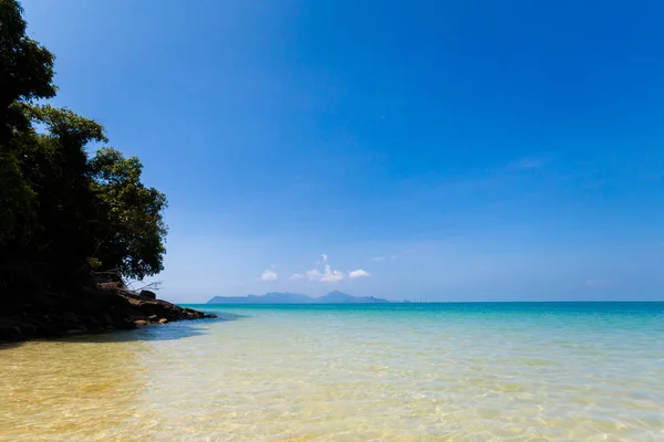 Sunny Beach Pasir Pantai Tengkorak Cenang Tropickém Ostrově Langkawi Malajsii — Stock fotografie