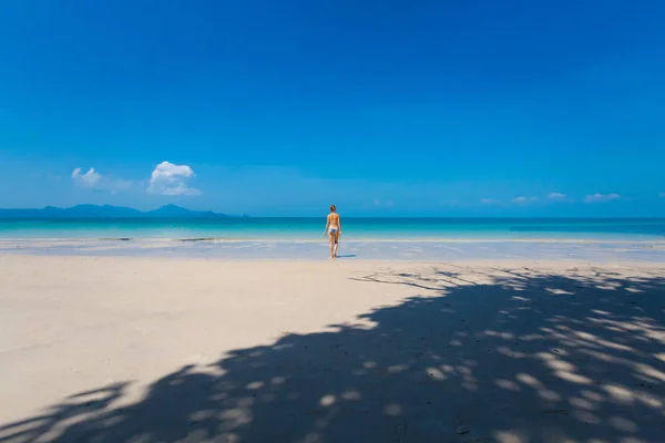 Joven Chica Caucásica Relajándose Soleada Playa Pasir Pantai Tengkorak Cenang — Foto de Stock