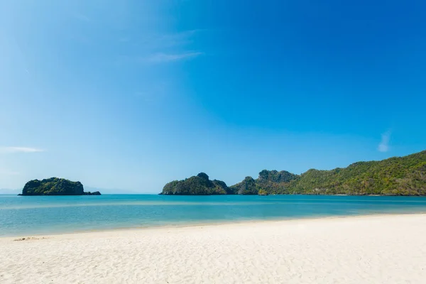 Plage Ensoleillée Tanjung Rhu Sur Île Tropicale Langkawi Malaisie Belle — Photo