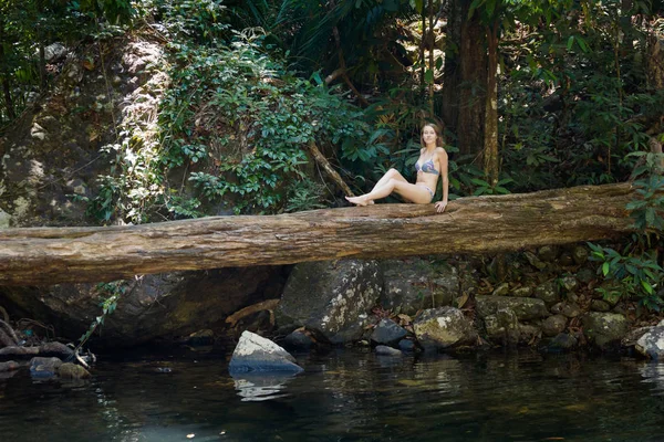 Giovane Turista Telaga Tujuh Seven Wells Cascata Sull Isola Tropicale — Foto Stock