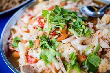 Yerel pazar Trang Tayland tavuk bacak ekşi salata servis. Taze malzemelerle yapılan geleneksel Tayland yemek.