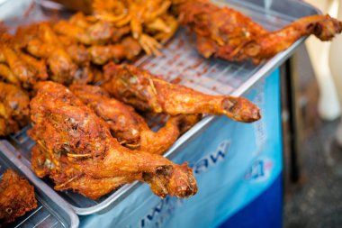 Taze gizliliğe tavuk Trang yerel piyasada. Taze malzemelerle yapılan geleneksel Tayland yemek.