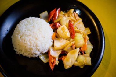 Soğan ve kırmızı biber kalamar ile pirinç Trang içinde yerel restoranda servis stirfry biber. Taze malzemelerle yapılan geleneksel Tayland yemek.