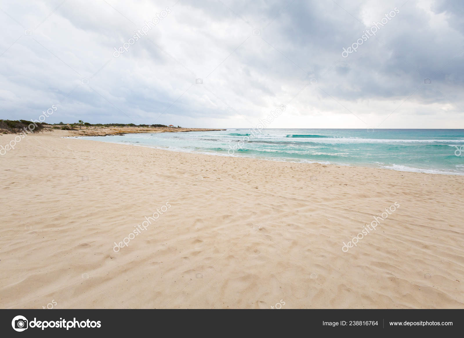 美丽的阿亚纳帕兰达海滩在多云的天气在塞浦路斯岛上的风景——图库图片© annabieniek #238816764