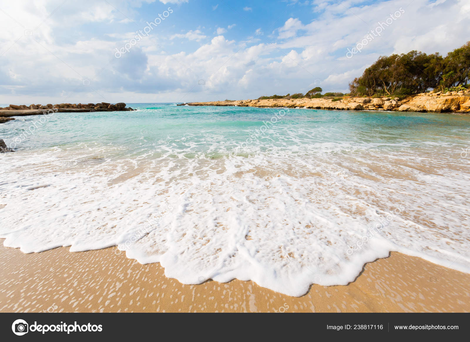 美丽的阿亚纳帕纳西海滩在多云的天气在塞浦路斯岛上的风景——图库图片© annabieniek #238817116