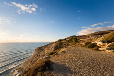 Susnet sırasında taş sahilde güzel Afrodit Kayalıkları. Kıbrıs Adası'nda alınan manzara.