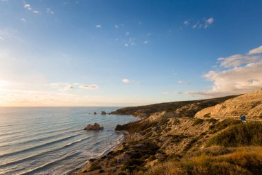 Susnet sırasında taş sahilde güzel Afrodit Kayalıkları. Kıbrıs Adası'nda alınan manzara.