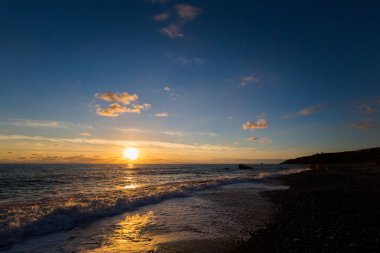 Susnet sırasında taş sahilde güzel Afrodit Kayalıkları. Kıbrıs Adası'nda alınan manzara.