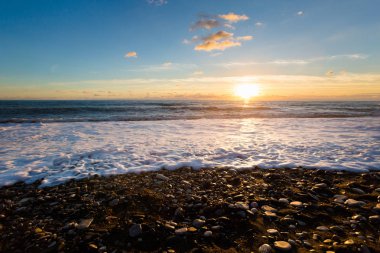Susnet sırasında taş sahilde güzel Afrodit Kayalıkları. Kıbrıs Adası'nda alınan manzara.