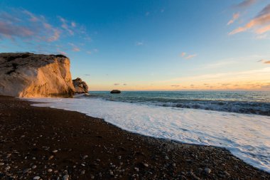 Susnet sırasında taş sahilde güzel Afrodit Kayalıkları. Kıbrıs Adası'nda alınan manzara.