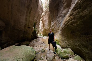 Genç beyaz turist doğa yürüyüşü sırasında güzel Avakas Gorge Vadisi'nde. Kıbrıs Adası'nda alınan manzara.