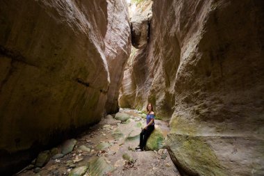 Genç beyaz turist doğa yürüyüşü sırasında güzel Avakas Gorge Vadisi'nde. Kıbrıs Adası'nda alınan manzara.