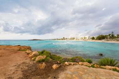 Güzel Ayia Napa Nissi beach bulutlu hava sırasında. Kıbrıs Adası'nda alınan manzara.