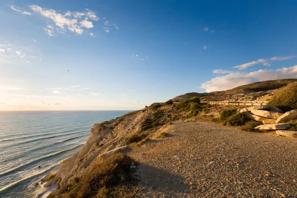 Susnet sırasında taş sahilde güzel Afrodit Kayalıkları. Kıbrıs Adası'nda alınan manzara.