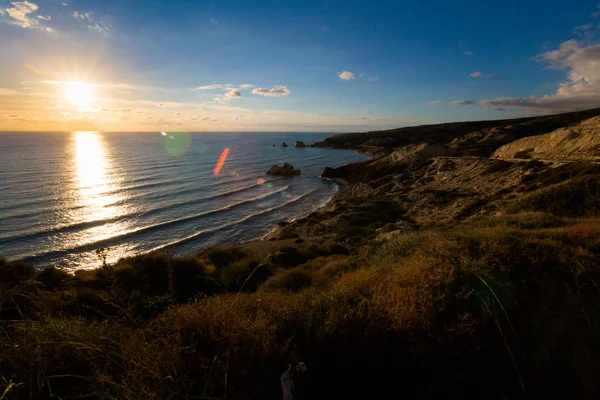 Susnet sırasında taş sahilde güzel Afrodit Kayalıkları. Kıbrıs Adası'nda alınan manzara.