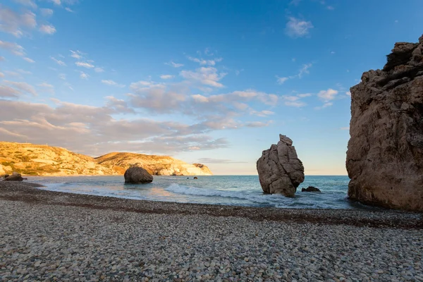 Susnet sırasında taş sahilde güzel Afrodit Kayalıkları. Kıbrıs Adası'nda alınan manzara.