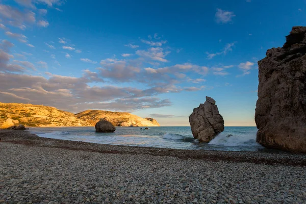 Susnet sırasında taş sahilde güzel Afrodit Kayalıkları. Kıbrıs Adası'nda alınan manzara.
