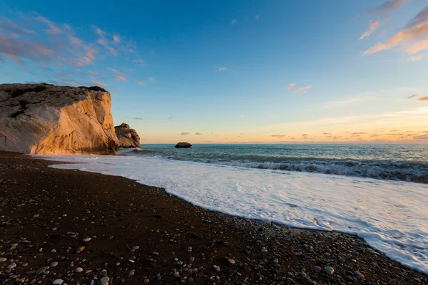 Susnet sırasında taş sahilde güzel Afrodit Kayalıkları. Kıbrıs Adası'nda alınan manzara.