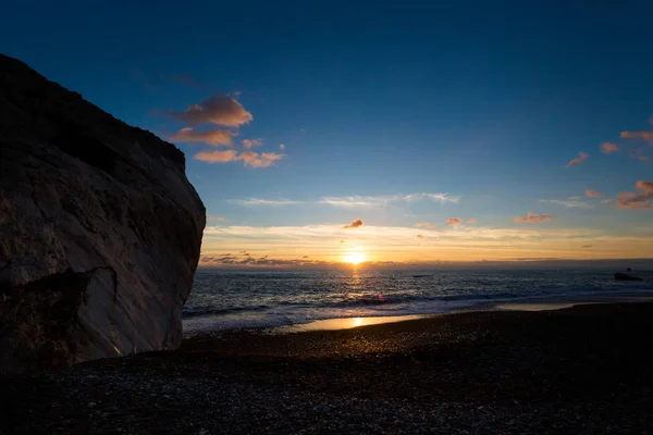 Bella Roccia Afrodite Sulla Spiaggia Pietra Durante Susnet Paesaggio Sull — Foto Stock
