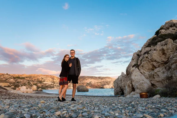 Joven Pareja Turistas Caucásicos Hermosa Roca Afrodita Playa Piedra Durante — Foto de Stock
